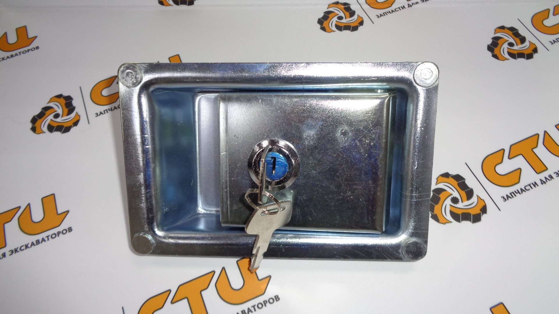 Купить замок (ручка) двери отсека 74n8-52520 экскаватора hyundai r140w,  r170w, r180w за 2 800 рублей в городе Набережные Челны