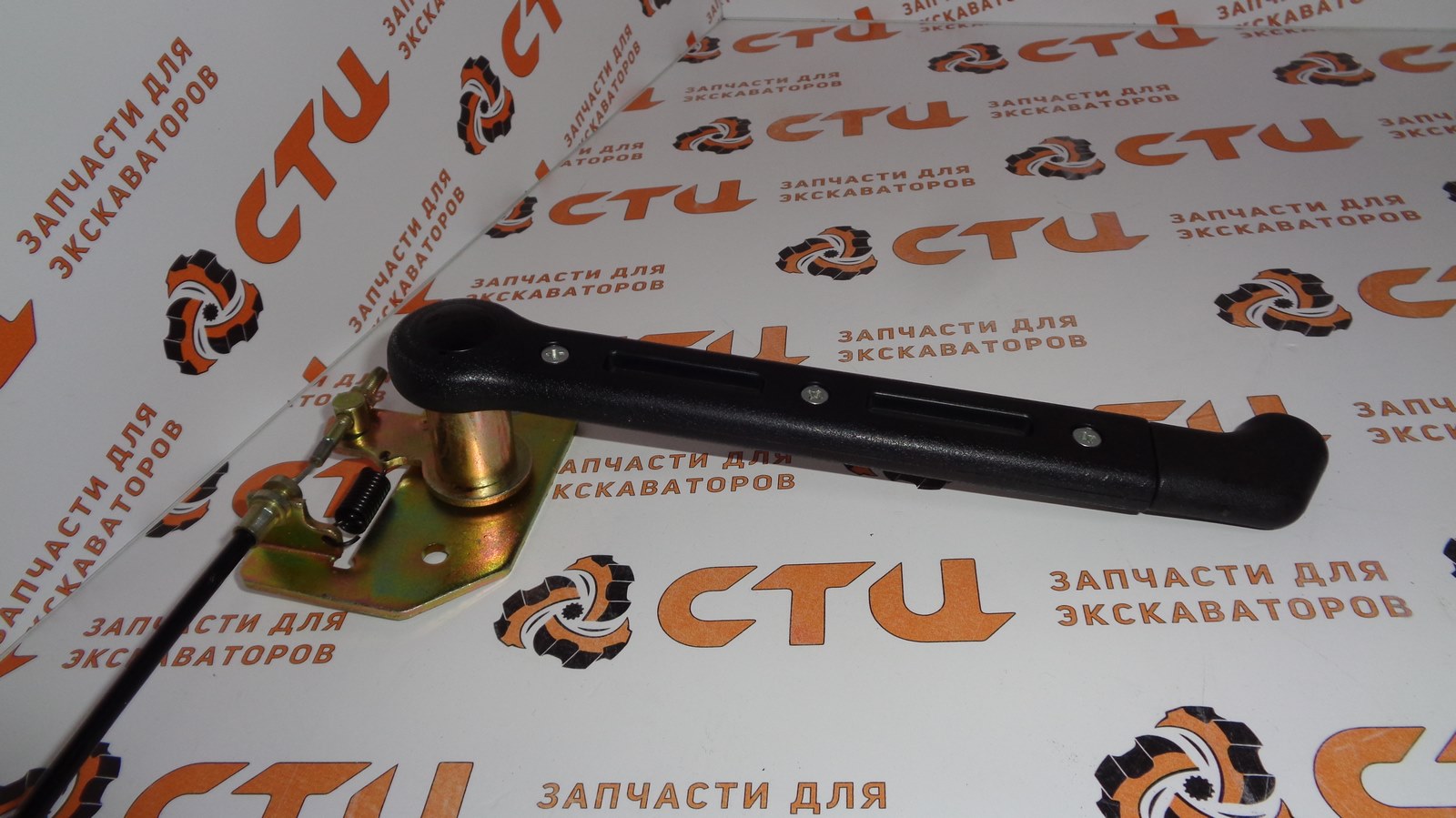 Купить крепление замка двери (ручка двери внутренняя с тросом) latch  assy-back 71q6-02350 экскаватора hyundai r140w-9s, r180w-9s за 7 900 рублей  в городе Набережные Челны